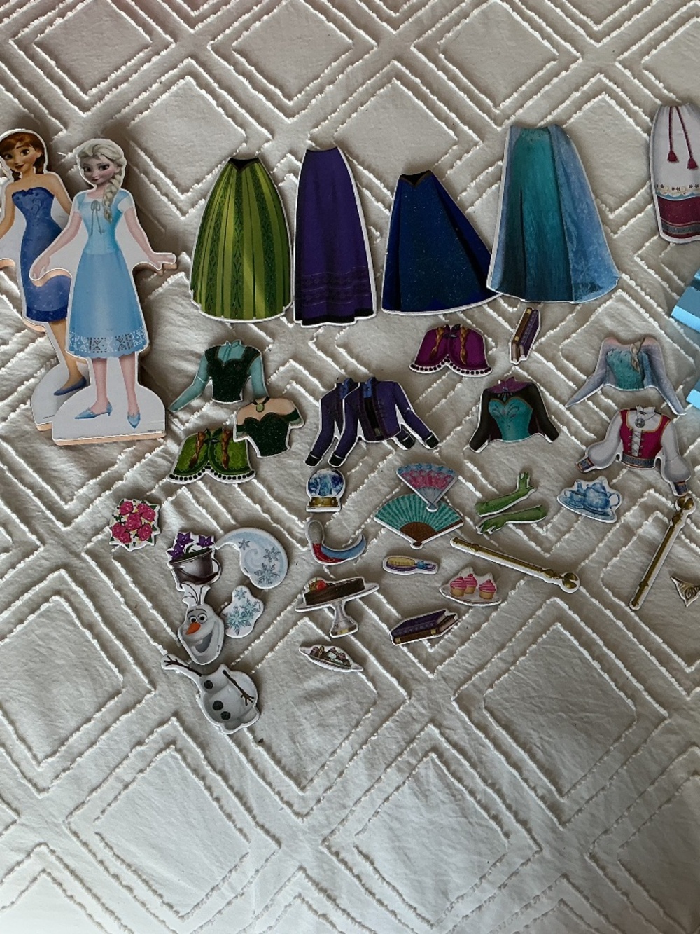 Melissa and Doug Frozen Magnetic dolls with stands